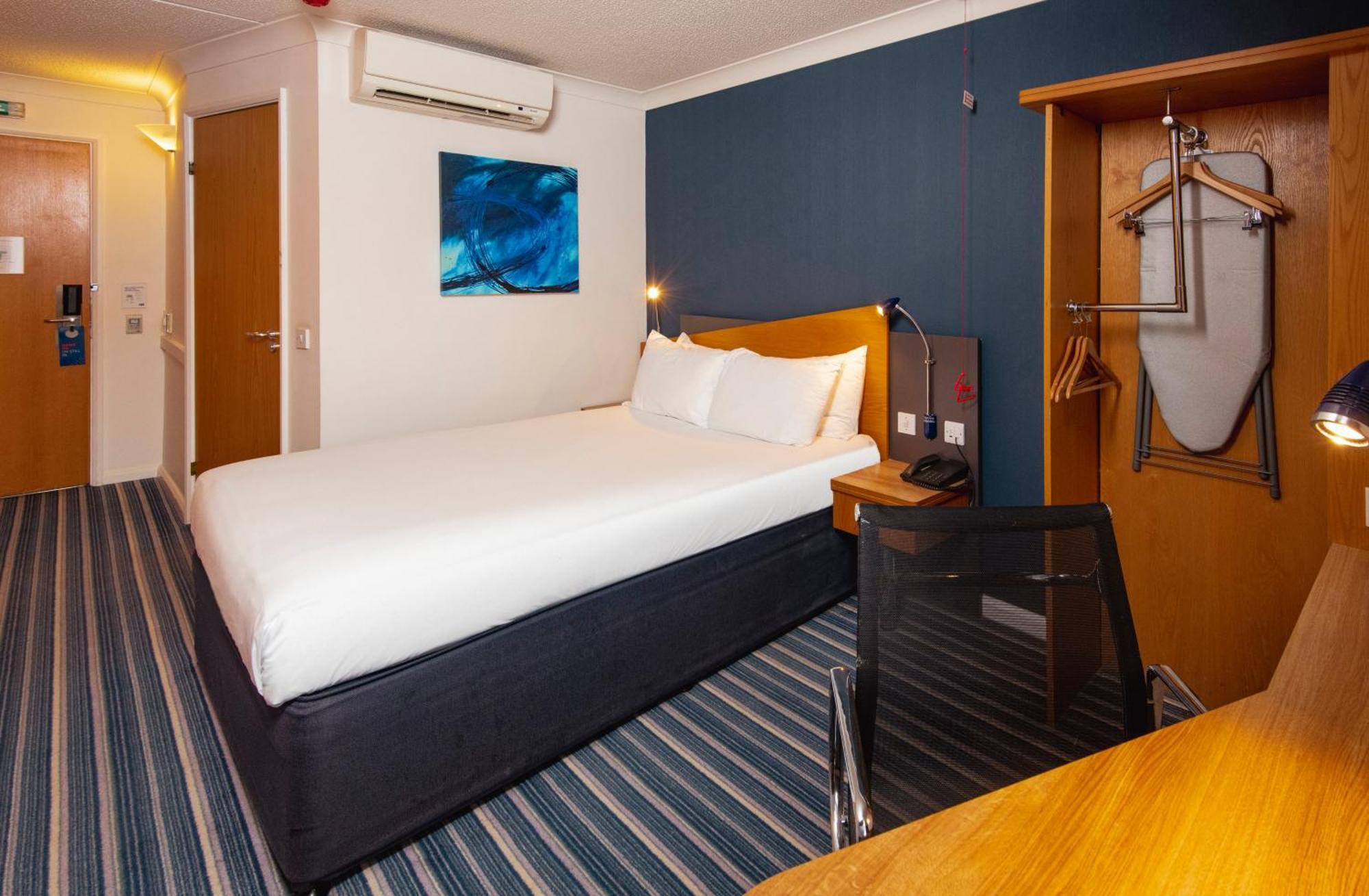 Holiday Inn Express Northampton - South By Ihg Ngoại thất bức ảnh